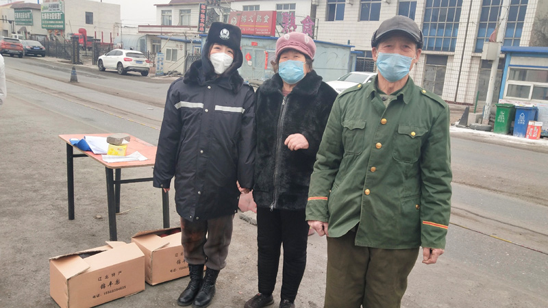 大爷大娘和民警合影