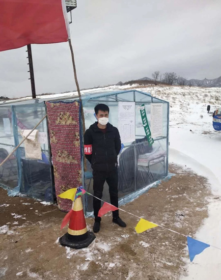 张勇守在村口