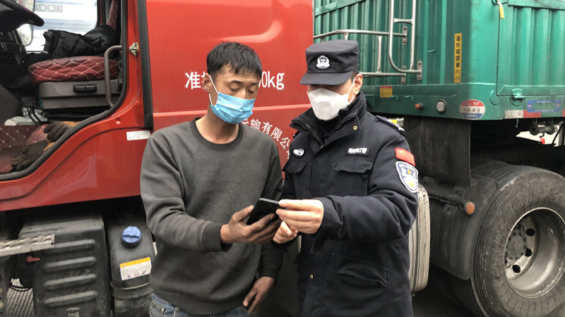 乔梁森（右一）