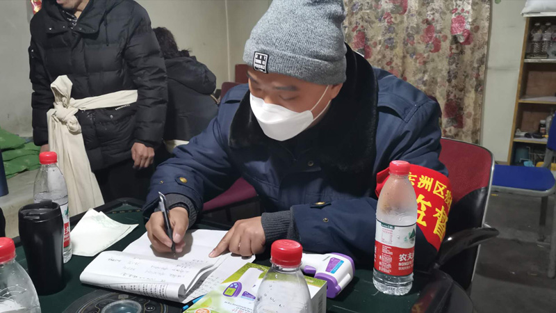 李恒志在对人员逐一登记