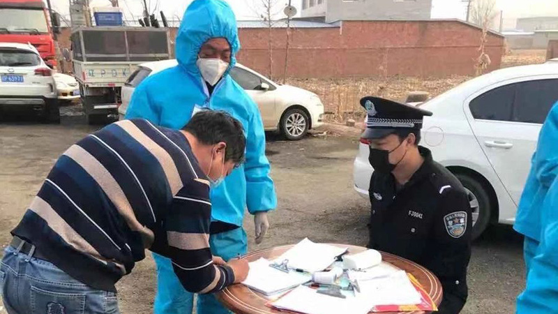 王振帮（右）在卡点执勤