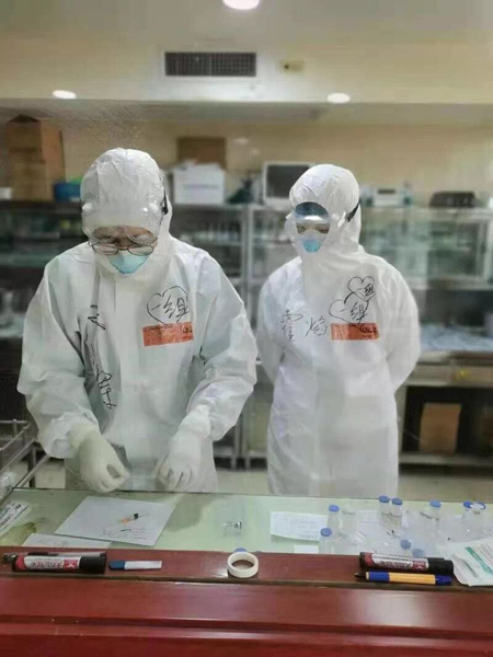 霍焰（右）与同事正在工作