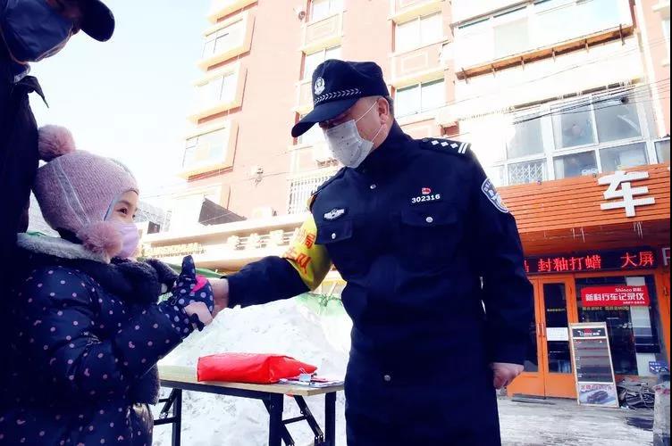 李少权在进行社区封闭管理工作