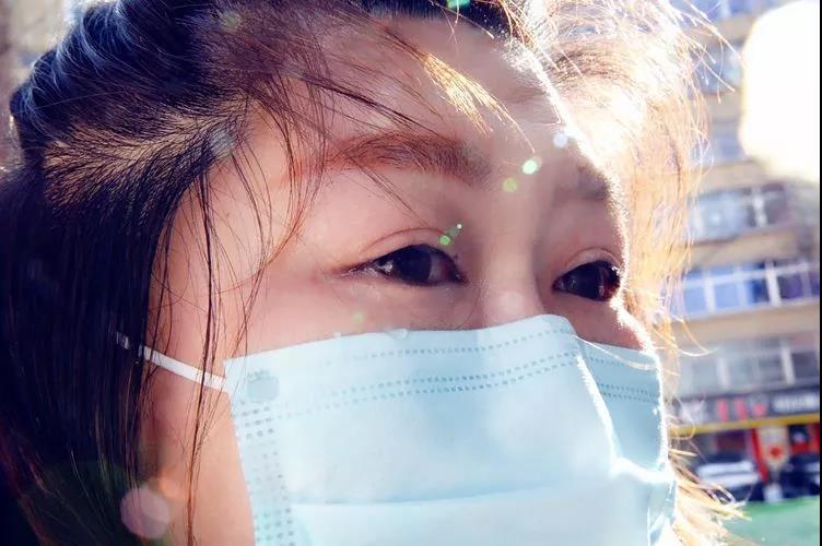 望着父亲的背影，女儿眼里全是泪水