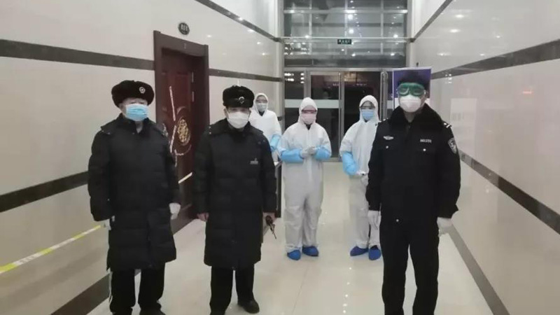 白雪健（右一）在执勤