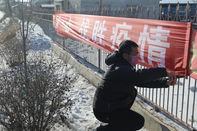 朱元兴在悬挂条幅