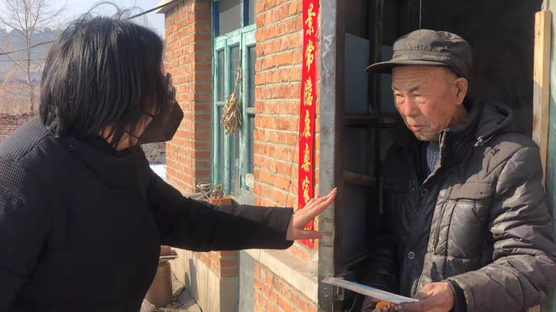 仲鸣走访贫困户