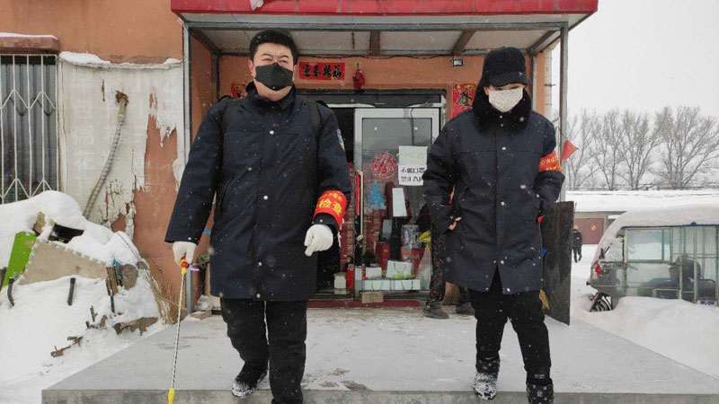 王立雪（右）在风雪中走访