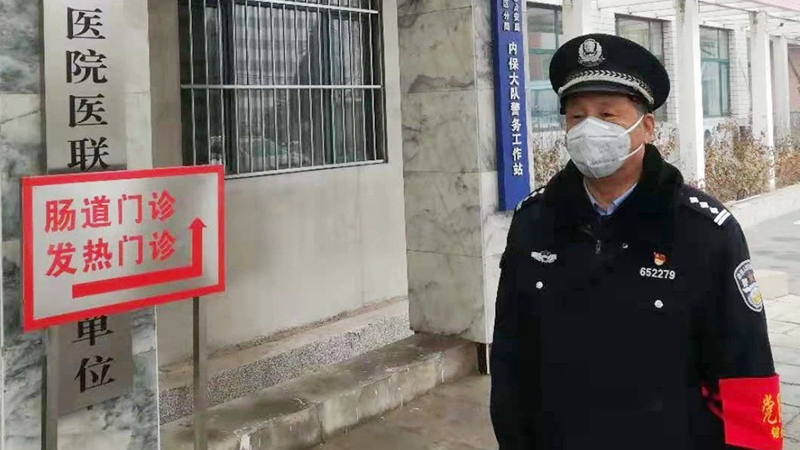 王学苓在发热门诊执勤