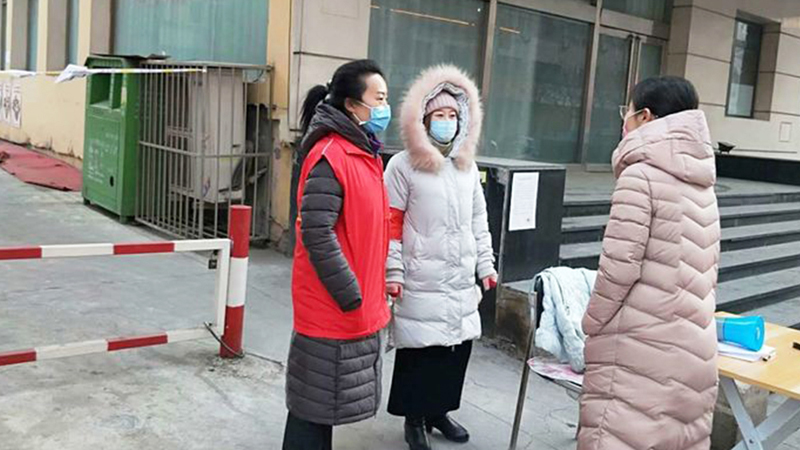 社区封闭管理后翟伟（左一）向居民进行讲解