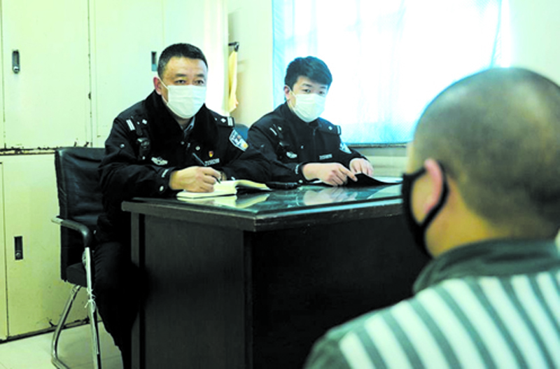 牛宝金（左一）与服刑人员谈话