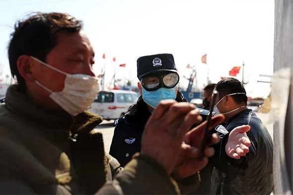 边防民警下船排查