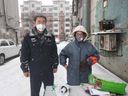 雷锋派出所民警与社区工作人员在风雪中坚守卡点