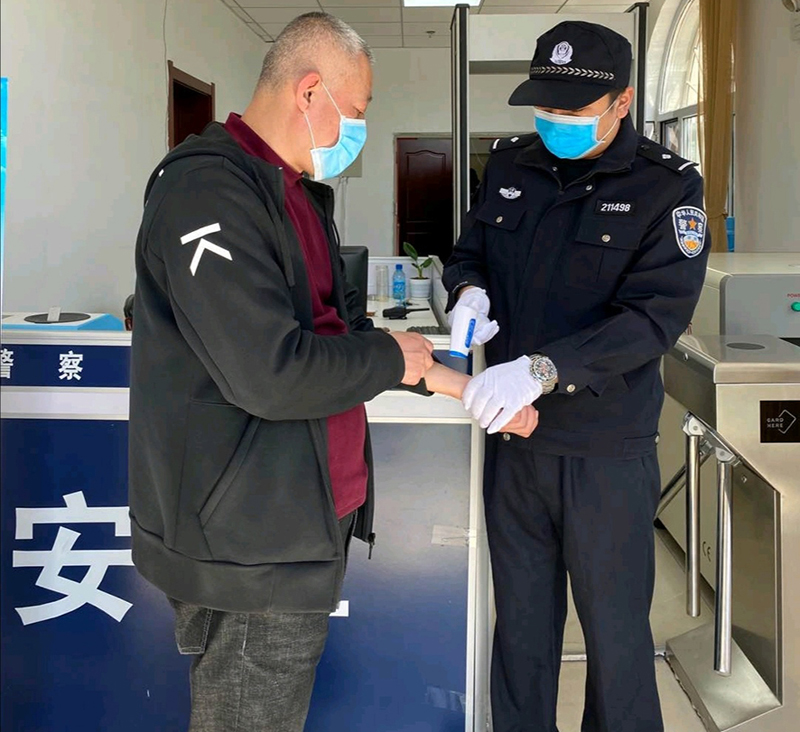 李诗洋（右）正在给到院的当事人测体温