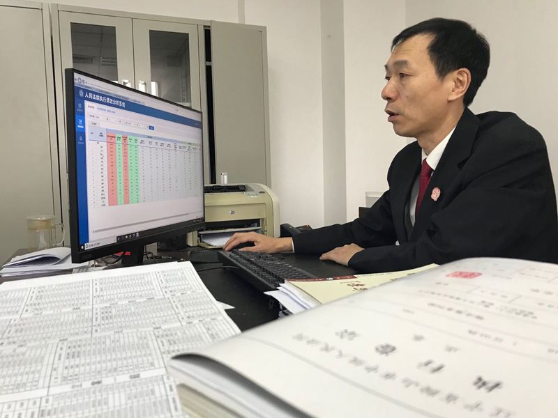 梁伟