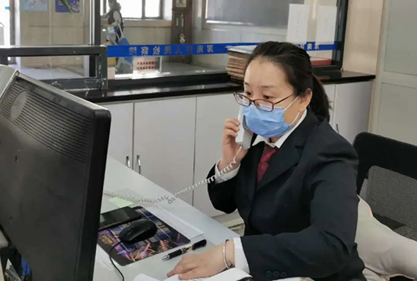 案管大厅工作人员电话解答阅卷咨询