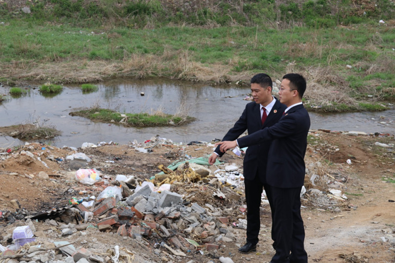 配文1：检察人员在勘查中发现河道边存放垃圾