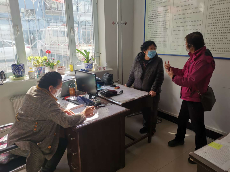 配文2：唐丽娟（左一）正在登记群众来访事由