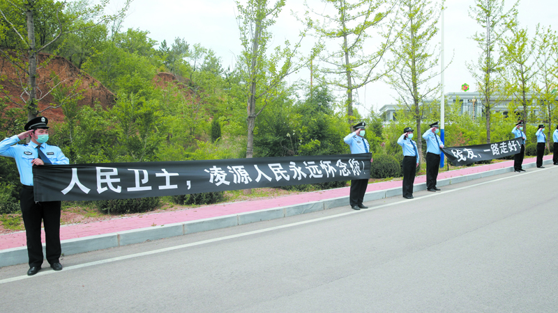 民警送别李新海