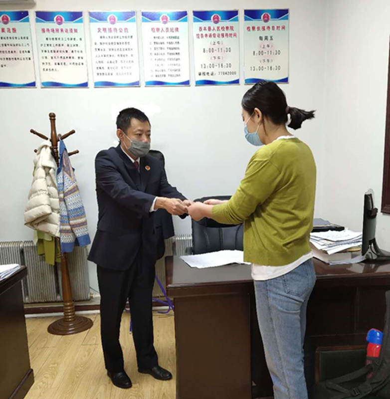 崔勇将3万元司法求助金银行卡交给张女士