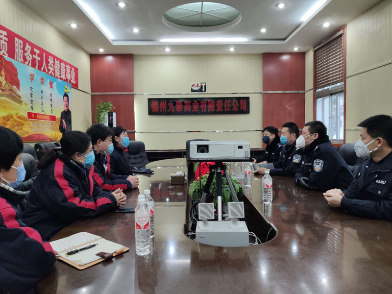 配文1：民警走访企业