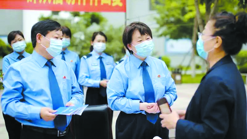 配文2：吴凤杰（中）耐心解答群众咨询