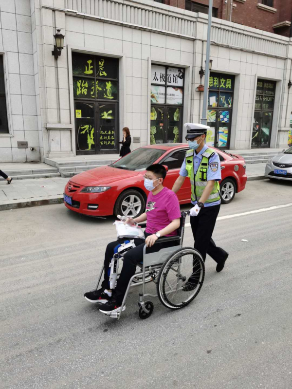 交警将骨折考生推进警戒区域_编辑_编辑