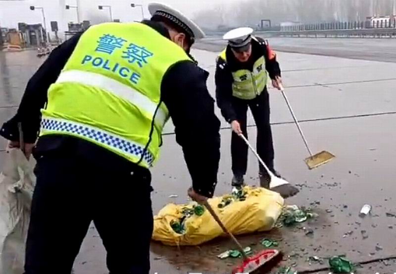 高速交警紧急清扫处理