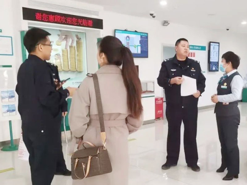 民警对负责的企业进行常规走访