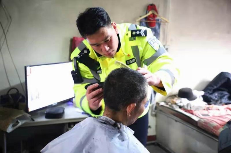 民警送温暖溢满百姓家