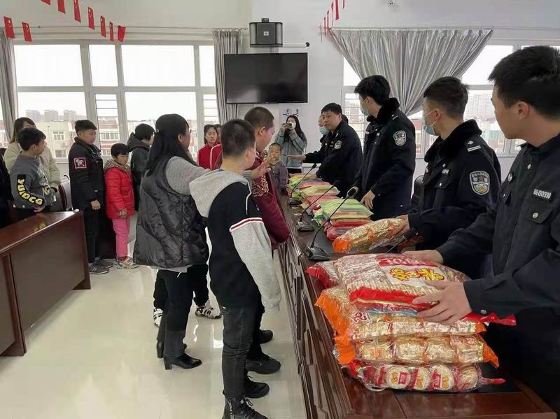 民警到特教学校送温暖