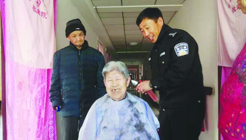 任铁斌为敬老院老人义务理发