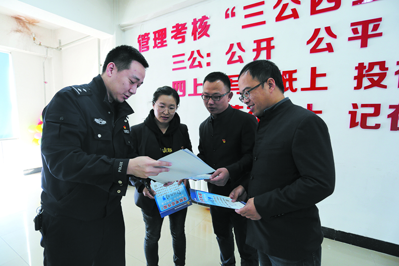 民警进企宣传