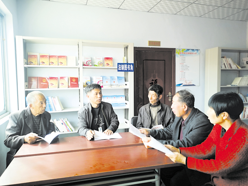 配文1：村民在一起学习法律知识