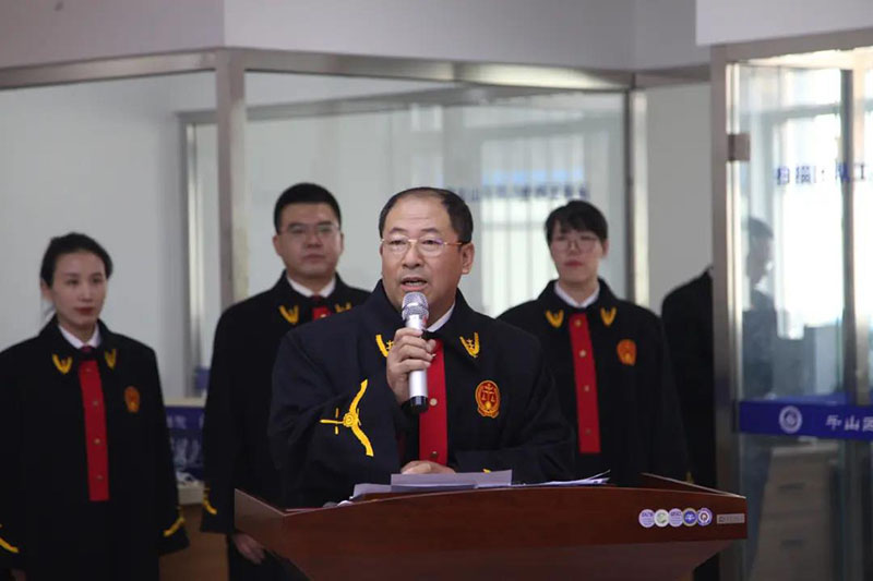 在新任员额法官宣誓仪式上，滕启刚代表老法官致辞。