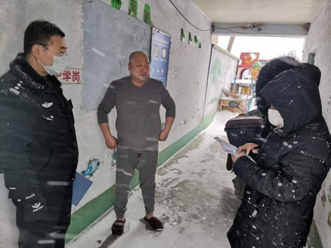 即便是雨雪天姚忠军（左）照样下片