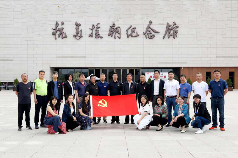 配文3：在抗美援朝纪念馆合影