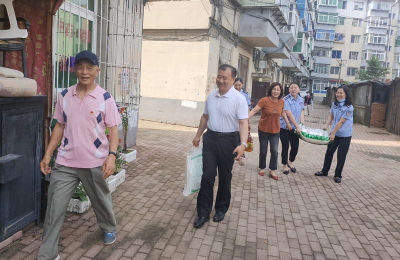 走访慰问中