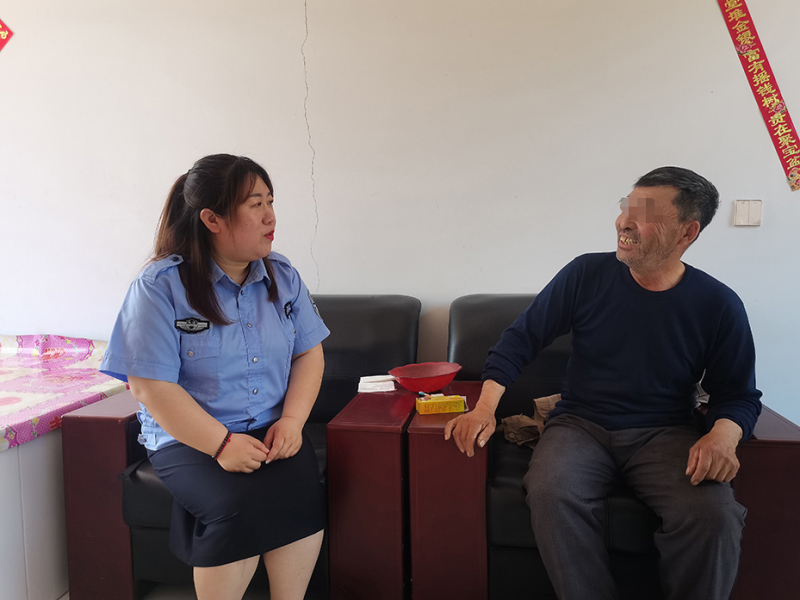 配文1：左长莹（左）在当事人家中回访