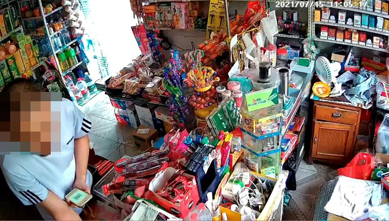 杨某在食杂店施骗中