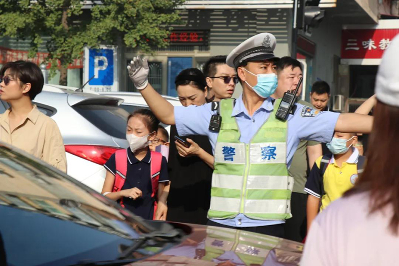 鞍山交警维持校门前交通秩序