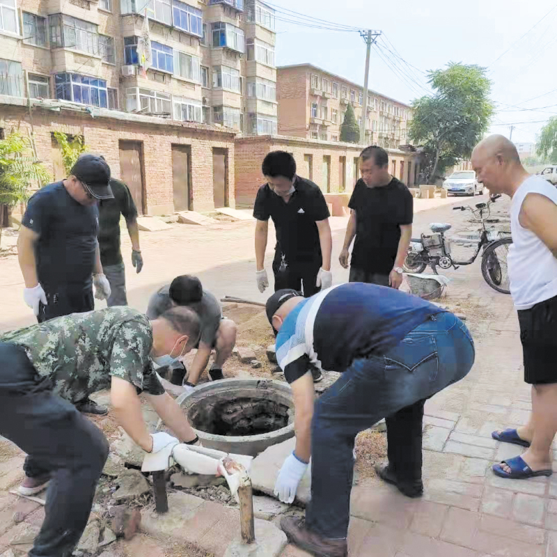 配文1：社区工作人员帮助维修社区公共设施