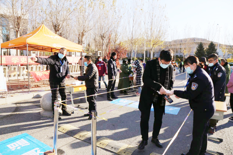 考生有序进入考场