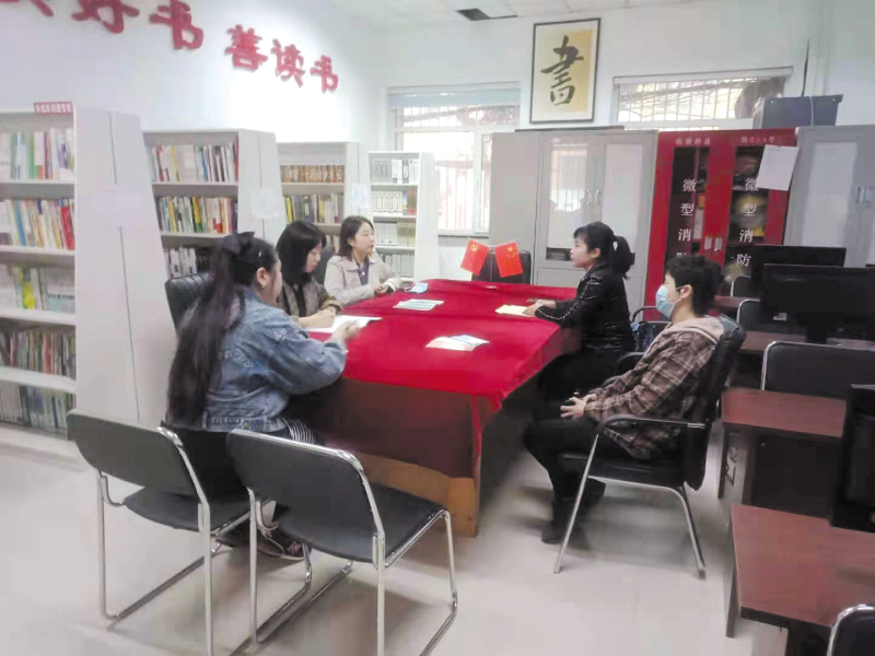 配文1：律师调解室律师在调解居民矛盾纠纷。