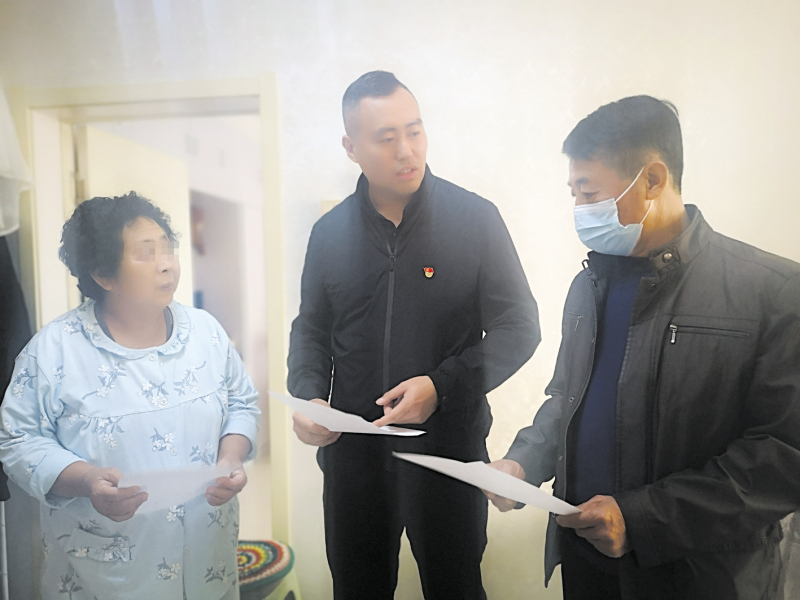 配文1：宛雷（中）为辖区居民调解矛盾