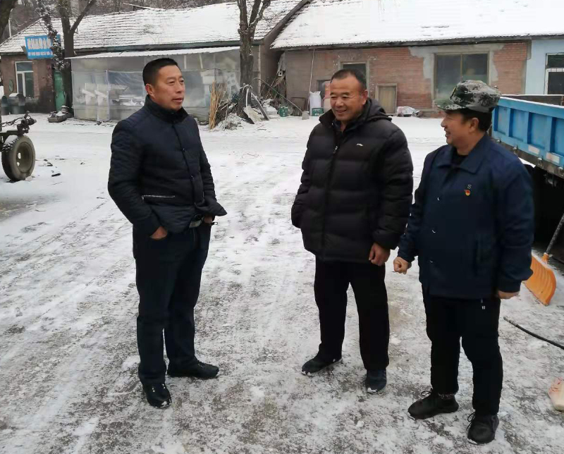 配文1：鞠进波（左一）在村里走访
