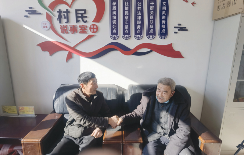 在“村民评理说事点”村民化解矛盾