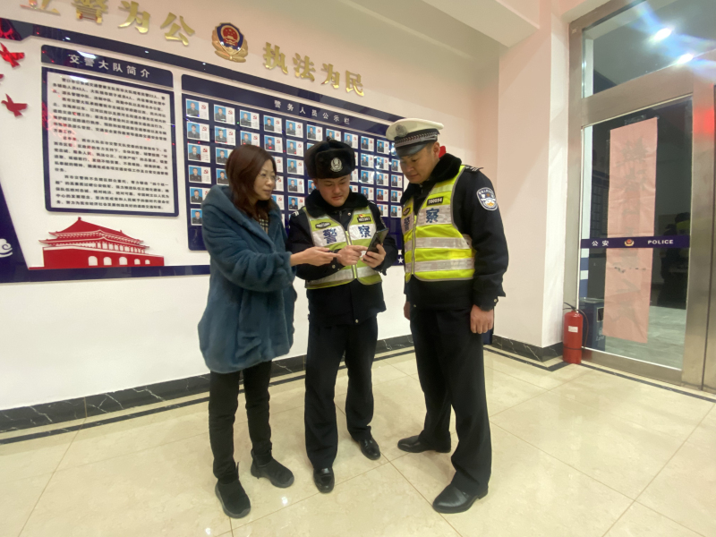 1记者（左）同交警一齐守除夕