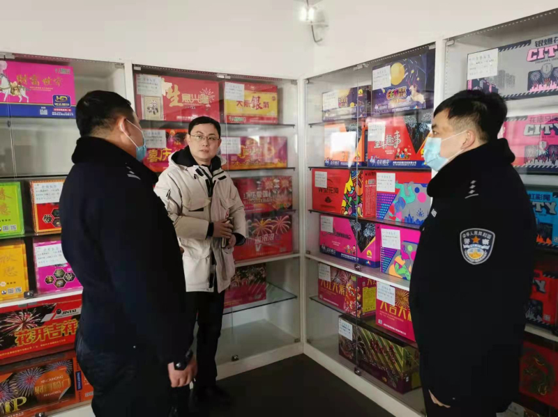 5阜新（中）记者与民警在烟花销售点检查