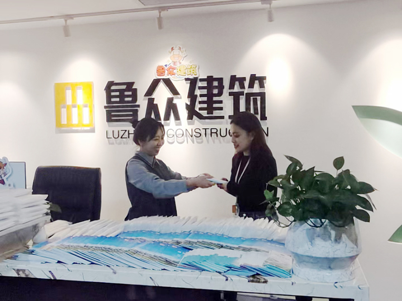 1刘彬彬（左）向企业赠送法律读本